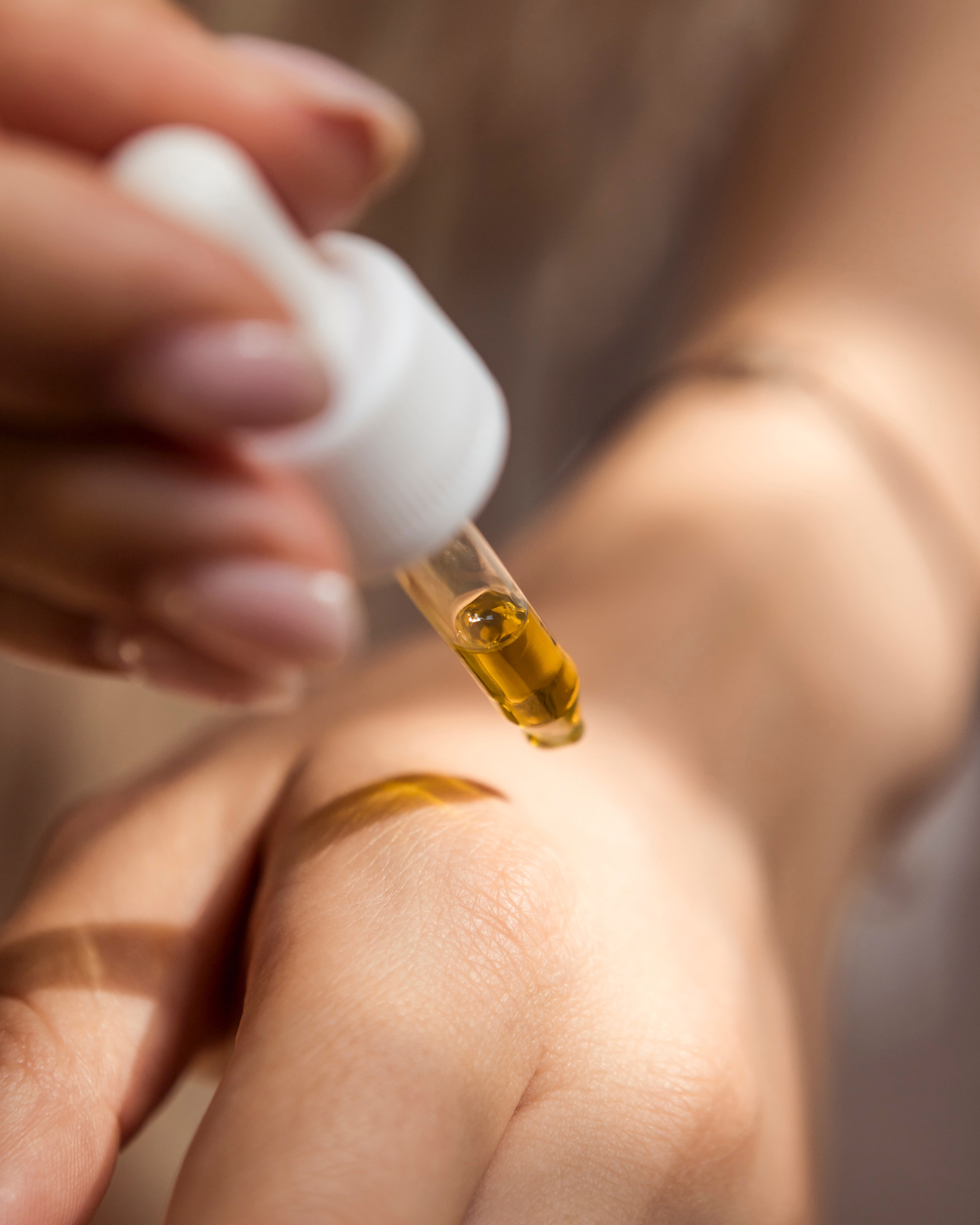 Skin oil beïng applied to a person.